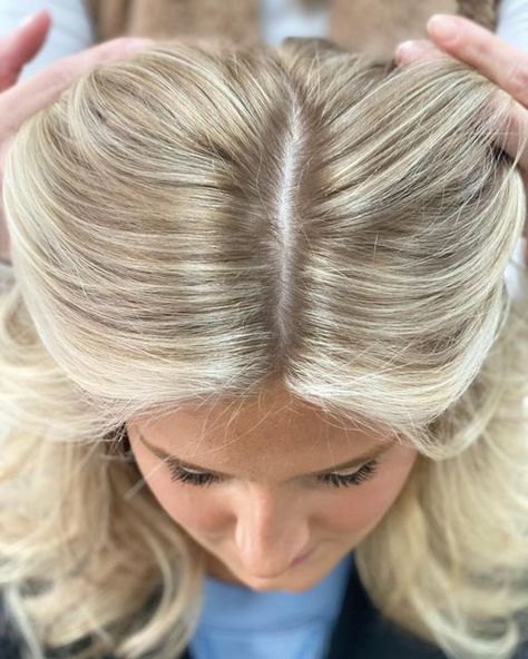 Root Smudge, Blonde Hair Goals, Blonde Lowlights, Perfect Blonde Hair, Bright Blonde Hair, Blonde Hair Transformations, Summer Blonde Hair, Hair Roots, Dyed Blonde Hair