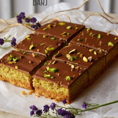 Pistachio Bars, Eid Dessert Recipes, Tiramisu Cupcakes, Pistachio Chocolate, Pistachio Dessert, Pistachio Cheesecake, Pistachio Recipes, Chocolate Pistachio, Eid Food