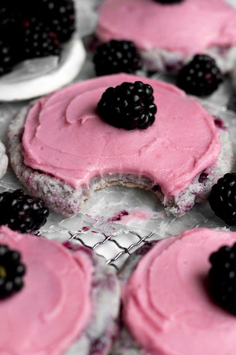 Blackberry Frosting, Blackberry Cookies, Fruity Cookies, Strawberry Sugar Cookies, Eggless Cookies, Blackberry Syrup, Gluten Free Sugar Cookies, Plats Healthy, Blackberry Recipes