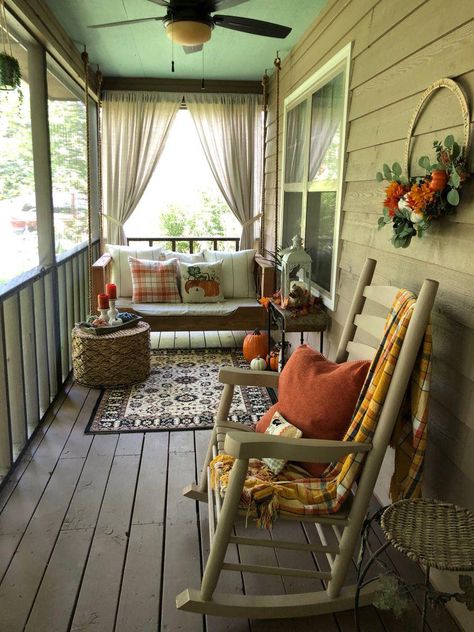 Fall Porch Decorations, Old Farmhouses, Front Porch Seating, Outdoor Design Ideas, Rustic Front Porch, Porch Life, Cottage Porch, Vintage Porch, Porch Sitting