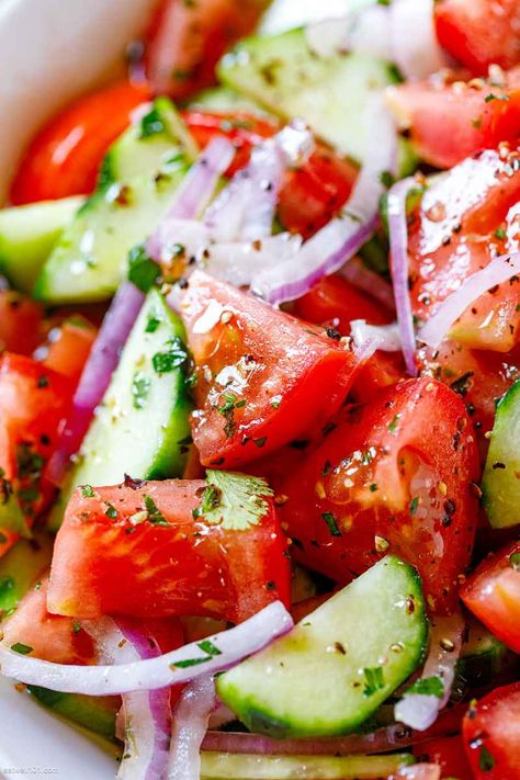 Tomato Cucumber Salad - #tomato #cucumber #salad #eatwell101 #recipe - This tomato cucumber salad is light and refreshing - perfect for a casual dinner or feeding a crowd at a potluck party. - #recipe by #eatwell101 Cucumber Tomato And Onion Salad, Salad Appetizer Cups, Tomato And Onion Salad, Tomato Salad Recipes, Resep Salad, Cucumber Tomato Salad, Grape Salad, Tomato Cucumber, Onion Salad