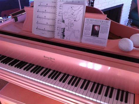 love this pink piano Pink Piano, Hilltop House, Pink Music, Tout Rose, Country Bands, Catty Noir, Grand Piano, Pink Vibes, Jack White