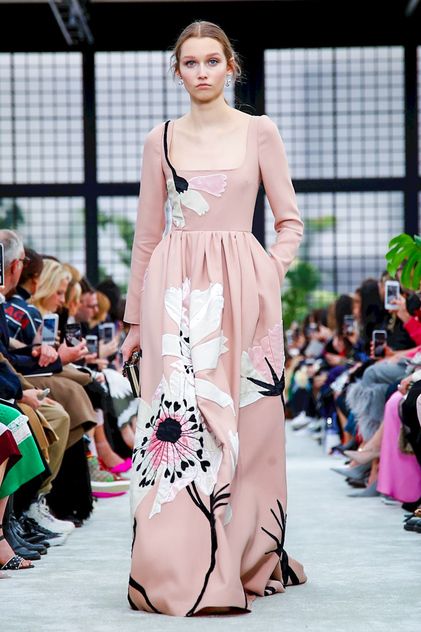 Valentino Ready To Wear Fall Winter 2018 Paris Period silhouette with large flower pattern all over Ikkat Design, Valentino 2017, Valentino Ready To Wear, Valentino Gowns, 2010s Fashion, Miroslava Duma, Valentino Couture, Iconic Dresses, Olivia Palermo