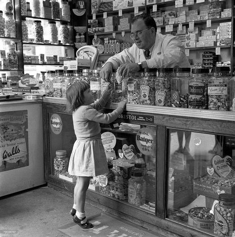 Little girl at the drug store penny candy counter in the 1955. Figuring out exactly how to split up that nickel, dime or quarter required several minutes of joyful pensive indecision with numerous mind changes. Childhood Memories 60's, History Subject, History Timeline, History Painting, Vintage Candy, History Pictures, Candy Store, Curated Vintage, Candy Shop