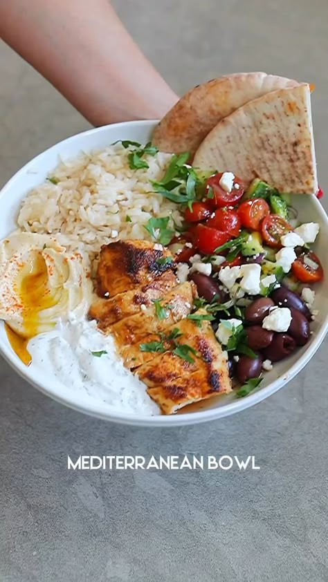 Salad Hummus, Mediterranean Chicken Bowl, Mediterranean Lunch, Mediterranean Diet Recipes Dinners, Avocado Cucumber, Healthy Bowls Recipes, Spiced Chicken, Easy Mediterranean Diet Recipes, Mediterranean Diet Plan