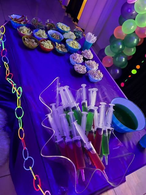 21st Neon Birthday Ideas, Outdoor Neon Party Ideas, Neon Luau Party, Bd Outfit Ideas, Glow Bar Party Ideas, Cyberpunk Birthday, Rave Birthday Party Ideas, Neon Party Games, Neon Birthday Party Decorations