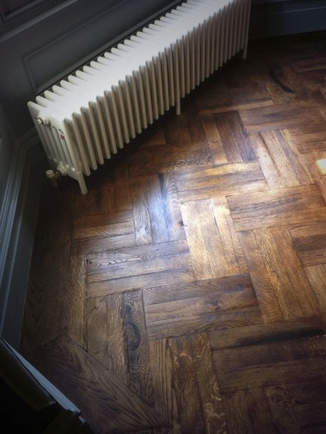 Floorboards Hallway, Herringbone Bedroom, Reclaimed Parquet Flooring, Antique Wood Floors, Herringbone Hardwood Floors, Herringbone Floor, Cottage Living Rooms, Parquet Flooring, Bedroom Flooring