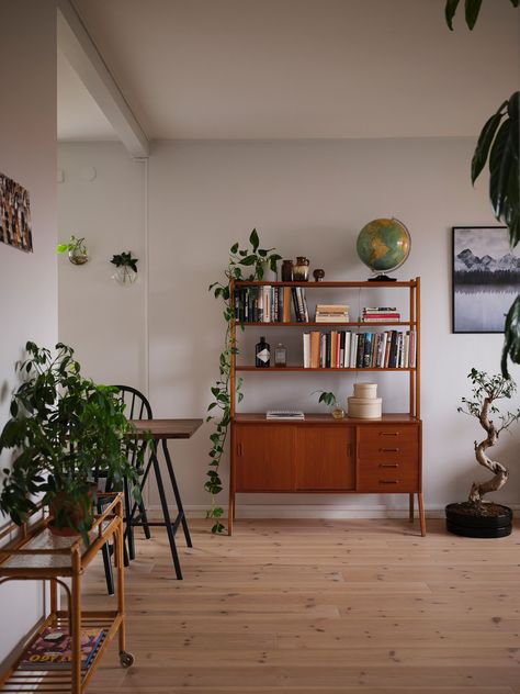 Lots Of Plants, Design Del Prodotto, Apartment Inspiration, Living Room Inspo, A Living Room, Interior Inspo, Apartment Living, New Room, 인테리어 디자인