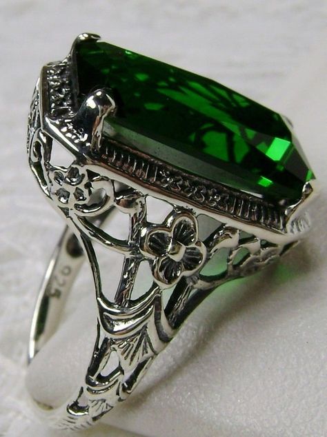 Floral Art Nouveau, Inexpensive Jewelry, Stock Design, Floral Filigree, Green Emerald Ring, Diy Jewelry Inspiration, Ring Toss, Filigree Ring, Emerald Jewelry