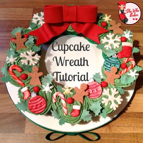 Cupcake Wreath Tutorial Christmas Wreath Cake, Fancy Baking, Easter Cupcakes Easy, Cupcake Wreath, Turkey Cupcakes, Wreath Cake, Christmas Cake Designs, Christmas Cake Decorations, Xmas Cake