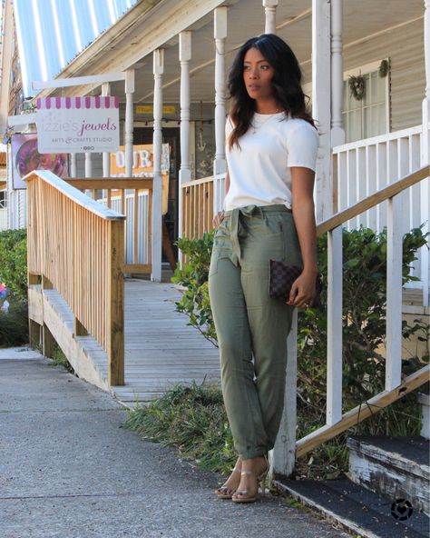 These olive green paper bag pants are chic and comfy Olive Green Paper Bag Pants Outfit, Green Paper Bag Pants Outfit, Bag Pants Outfit, Paper Bag Pants Outfit, Stylish Workwear, Cute Teacher Outfits, What To Wear To Work, Saturday Outfit, Paper Bag Pants