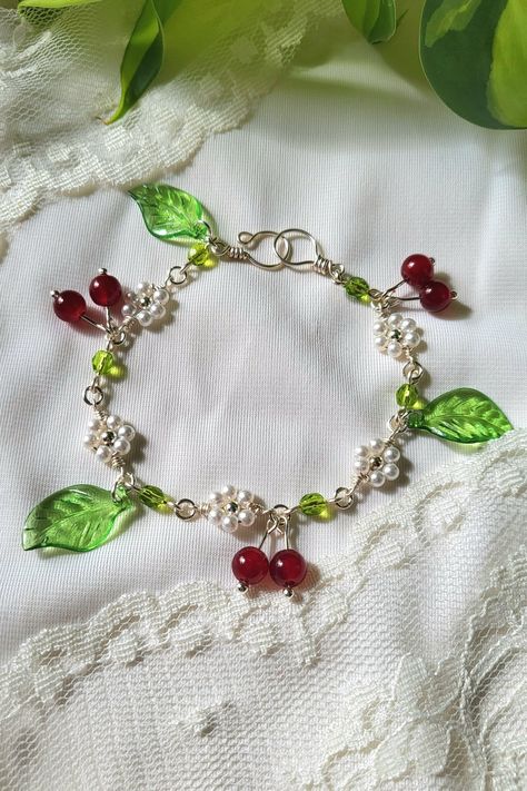 Jewelry With Wire, Cherry Blossom Bracelet, Lucky Charm Bracelet, Cherry Necklace, Red Beaded Bracelet, Green Beaded Bracelets, Gelang Manik-manik, Diy Jewelry Unique, Pola Gelang