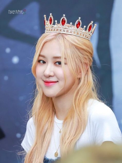 Rose Crown, Bp Rosé, Park Rosé, Blackpink Members, Rose Park, Lisa Rosé, Yellow Hair, Love Rose, Park Chaeyoung