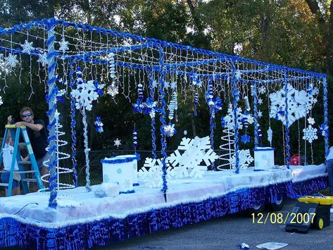 Frozen Parade Float, Winter Parade Float, Themed Trunk Or Treat Ideas, Holiday Parade Floats, Parade Float Diy, Parade Float Theme, Homecoming Floats, Christmas Parade Floats, Trunk Or Treat Ideas