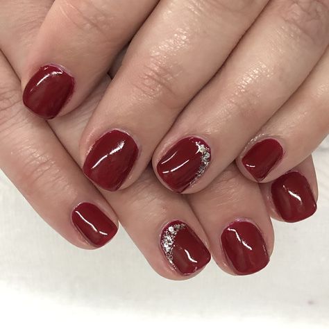 Dark Red rhinestone Gel Nails Gel Nails Dark Red, Dark Red Gel Manicure, Dark Red Gel Polish, Deep Red Gel Nail Polish, Really Dark Red Nails, Short Red Nails, Ongles Bling Bling, Black Gold Nails, Red Gel Nails