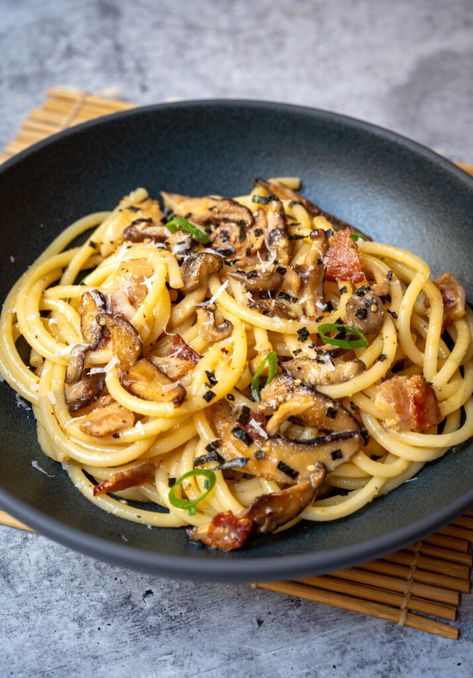 30-Minute Miso Bacon Mushroom Carbonara - Chasing Cravings Miso Carbonara, Authentic Carbonara, Creamy Carbonara Sauce, Mushroom Carbonara, Bacon Carbonara, Meal Train, Sw Recipes, Bacon Mushroom, Pasta Making