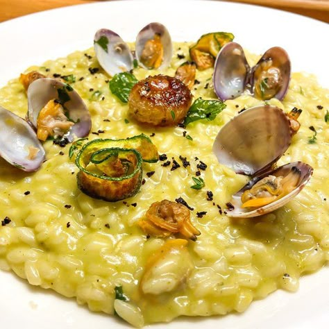 Risotto zucchine e vongole con cipollotto e polvere di olive taggiasche 🌿 - Al.ta Cucina Risotto Gourmet, Swiss Cuisine, Food From Different Countries, Food Obsession, Fish Recipes, Food And Drink, Favorite Recipes, Chef, Rice