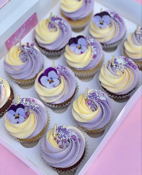 Mauve Cupcakes, Aesthetic Cupcakes, Pastel Bakery, Cupcake Icing Designs, Kids Party Desserts, Cake Icing Tips, Easy Vanilla Cupcakes, Huge Cake, Celebration Box