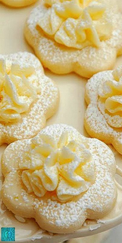 Frilly Lemon Meltaway Cookies are perfect for lemon lovers and tea parties. Lemon Meltaway Cookies, Meltaway Cookies, Oreo Desserts, Resepi Biskut, Oreo Dessert, Pudding Desserts, Lemon Cookies, Lemon Desserts, Easy Cookie Recipes