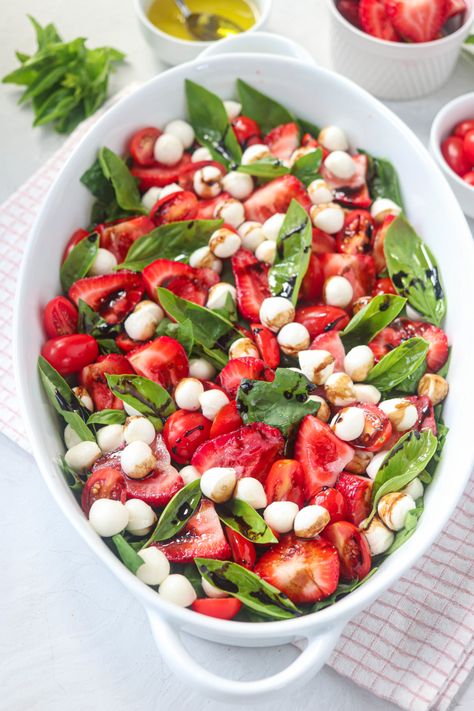 Mozzarella Balls Recipe, Strawberry Caprese, Salad With Strawberries, Baby Spinach Salads, Tomato Caprese, Mozzarella Pearls, Summer Flavors, Strawberry Spinach, Fresh Salad Recipes