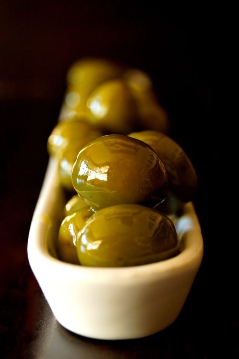 There's something magical about serving olives warm! Warm Castelvetrano Olives are an amazing, super quick and impressive appetizer to prepare. #olives #castelvetrano #castelvetranoolives #partyfood #horsdoeuvreparty Warm Olives Appetizers, Warmed Olives, Castelvetrano Olives Recipe, Warm Olives, Castelvetrano Olives, Olive Appetizer, Impressive Appetizers, Olive Recipes, Lucky 7