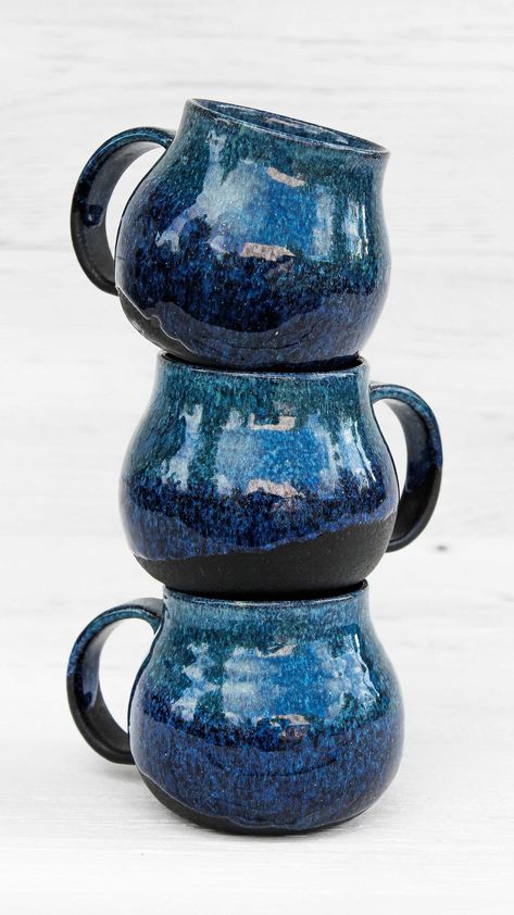 Blue Ceramic Mug, Cup Glaze Ideas, Wheel Thrown Cups, Mug Shapes Pottery, Pottery Mug Ideas, Handmade Mugs Pottery, Wheel Thrown Mugs, Black Clay Pottery, Pottery Tea Cups