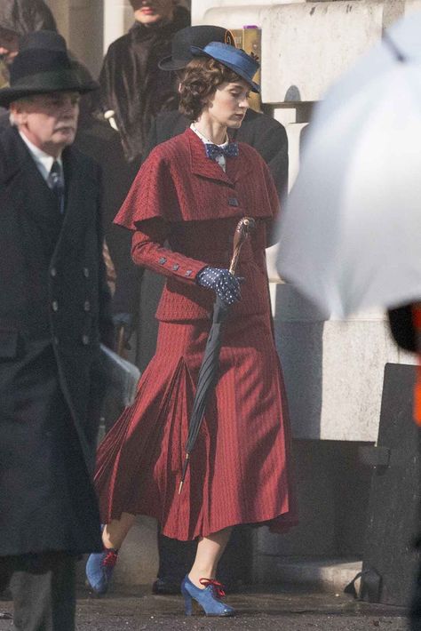 “Here is some more stills of Emily Blunt as #MaryPoppins in 'Mary Poppins Returns,' the new sequel to Disney’s 1964 film 'Mary Poppins.'” Mary Poppins 2018, Mary Poppins Outfit, Mary Poppins Movie, Mary Poppins Costume, Sandy Powell, Mary Poppins Returns, Dapper Day, Disney Live Action, Lin Manuel Miranda