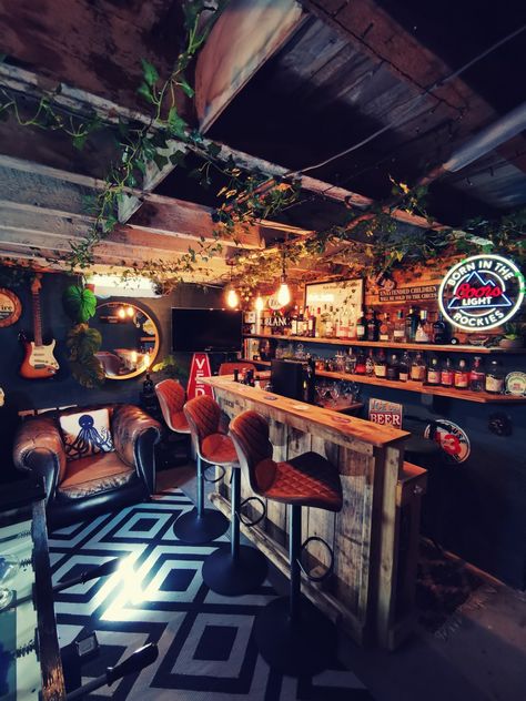 Home bar, pallet bar, cellar bar, gin bar Irish Pub Home Bar, Dive Bar Aesthetic Basement, Rustic Garage Bar Ideas, Garage Pub Ideas, Dive Bar Basement, Basement Dive Bar, Mancave Bar Ideas, Pub Room In House, Pub Bar Ideas