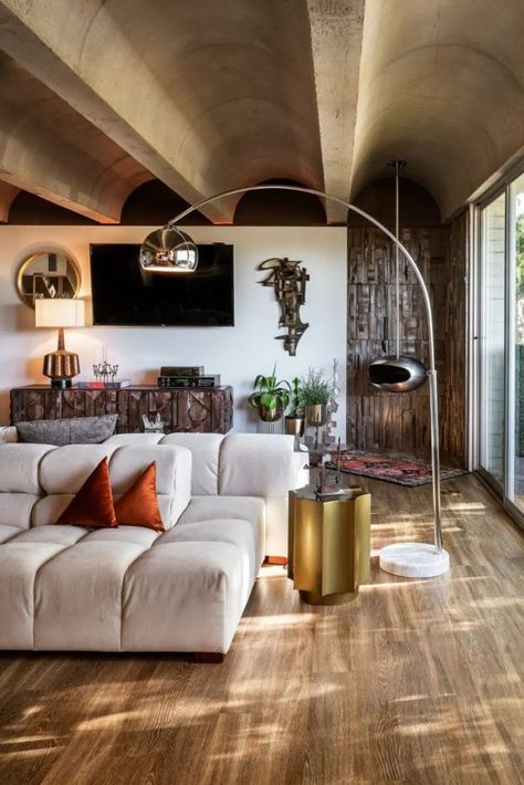 Two architects are attached to this barrel-vaulted loft in Phoenix, Arizona, designed by Robert Starkovich in 1964 and recently revamped by owner Vince Scarano. The one-bedroom home occupies the top floor of Olympus condominium in the city’s central corridor. Scarano has embraced a brutalist vibe for his renovations, sparked by the dramatic concrete ceiling, refinished in a walnut shell blast with a matte, ‘velvety’ texture. #design #inspiration #interiors #architecture Arizona Apartment, Brutalism Interior, Arizona Interiors, Brutalist Interior, Brutalist Design, Concrete Home, Brutalist Architecture, Backdrop Design, An Architect