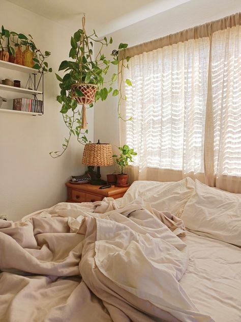 White Sheets Bedroom Aesthetic, Beige Bedroom Palette, Beige Bed Sheets Aesthetic, Cream Cozy Bedroom, Beige Plant Bedroom, Beige Sheets White Comforter, Earthy White Bedroom, Earthy Clean Bedroom, Beige Room With Plants