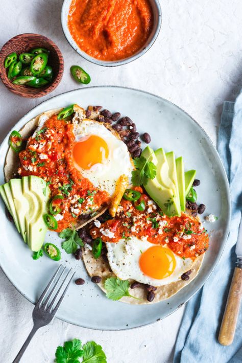 Breakfast Ideas Mexican, Huevos Rancheros Breakfast, Pizza Naan, Healthy Brunch Recipes, Mexican Breakfast Recipes, Mexican Breakfast, Healthy Brunch, Feel Good Food, Food Magazine