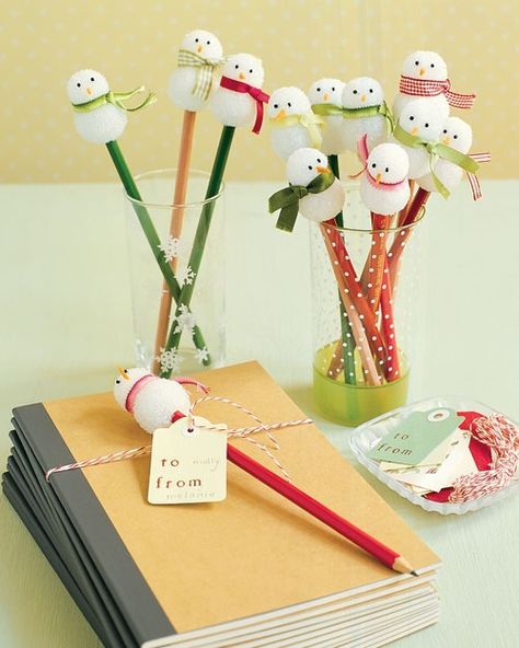 Let it snow, let it snow...snowman pencils, a great winter gift from teachers to students, or an alternate gift for a classroom holiday party to the usual cookies! pencil-crafts Diy Snowman, Pencil Toppers, Pens And Pencils, Snowman Crafts, Handmade Holiday, Christmas Crafts For Kids, Winter Crafts, Xmas Crafts, Kids Crafts