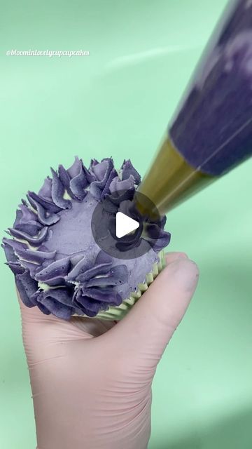 Hydrangea Icing Tip, Buttercream Hydrangea Tutorial, Hydrangea Buttercream Flowers, Chocolate Flower Cupcakes, Hydrangea Cupcakes Tutorial, Wild Flower Cupcakes, Floral Cupcake Ideas, 2d Piping Tip, Buttercream Hydrangea