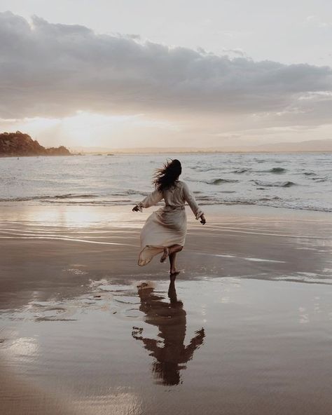 Rachel Peters, People On The Beach, Personaje Fantasy, Sunset Girl, Follow The Sun, Ocean Nature, Pose Fotografi, Photographie Portrait Inspiration, Photographie Inspo