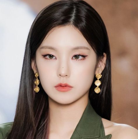 yeji itzy Fox Makeup, Itzy Kpop, Makeup Fails, Simple Makeup Tips, Fox Eyes, Crop Photo, Hwang Yeji, Id Photo, Face Photo