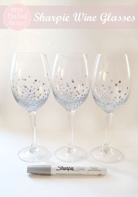 Sharpie Wine Glasses Sharpie Wine Glasses, Bottle Painting Ideas, Diy Wine Glasses, Decorated Wine Glasses, Diy Sharpie, Wine Craft, Wine Glass Crafts, Wine Glass Art, Hand Painted Wine Glasses