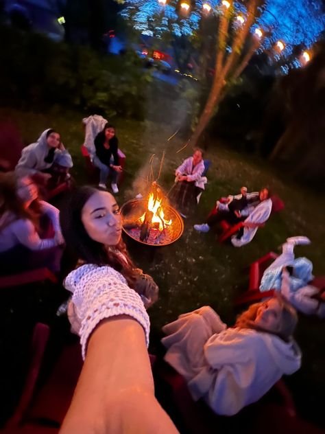 20th Birthday Ideas Outdoor, Bonfire Picnic Ideas, Bonfire Bday Party, Friend Activities Aesthetic Fall, 18th Birthday Party Ideas November, 0.5 With Friends, Bombfire Party Ideas, Summer Aesthetic Fun, Fall Birthday Party Ideas Aesthetic