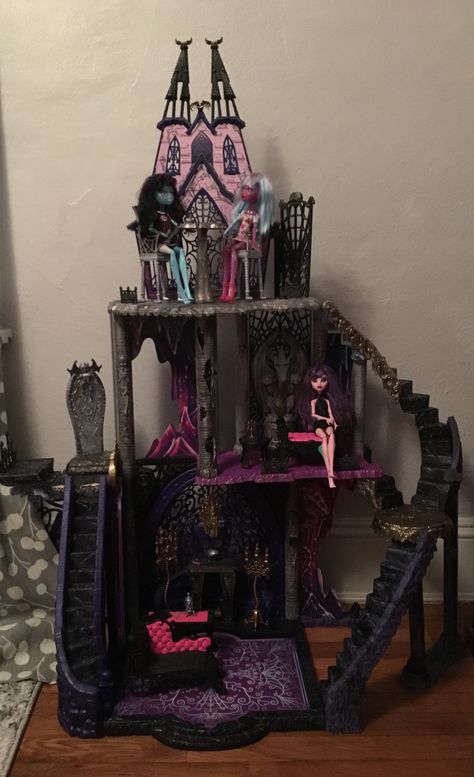 Monster High Catacombs, Monster High Themed Bedroom, Monster High Display Ideas, Monster High Bedroom Ideas, Monster High Decor, Monster High Room Decor, Monster High Stuff, Monster High Furniture, Monster High Doll House