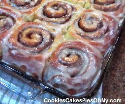 Sweet Roll Heaven! Raisin Pie, Cookie Cake Pie, Homemade Cinnamon Rolls, Easter Breakfast, Family Breakfast, Cinnamon Rolls Homemade, Sweet Roll, Favorite Comfort Food, Breakfast Cookies