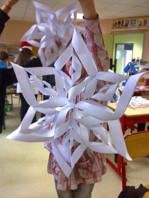 L'atelier du Lapin Masqué: DIY Noël : Une suspension flocon de neige + une couronne de Noël en recyclage Paper Snowflakes Easy, Paper Snowflake Template, 3d Paper Snowflakes, Paper Snowflake Patterns, Snowflake Images, Snowflake Template, Paper Snowflake, Snow Flakes Diy, Noel Diy