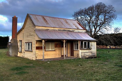 Old house, Waikuku, Canterbury, New Zealand by brian nz, via Flickr New Zealand Farmhouse, Miners Cottage Australia, Wausau Homes, State House Renovation Nz, Rural New Zealand, Old Nz Villas, Farmhouse Exterior Design, African House, New Zealand Landscape