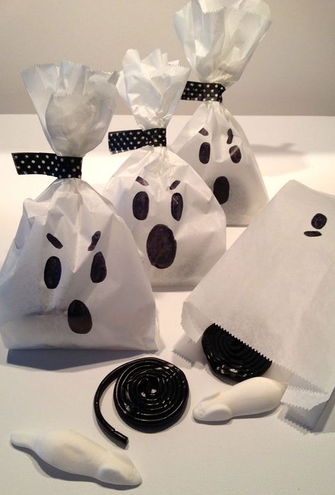 Halloween School Treats, Dulces Halloween, Halloween Goodie Bags, Fun Halloween Food, Vintage Halloween Costume, Halloween Candy Bags, Halloween Activities For Kids, Halloween Treat Bags, Homemade Halloween