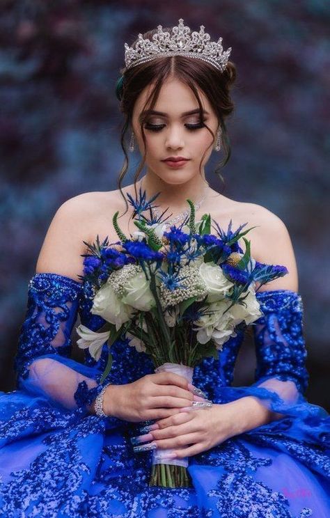 Winter Quince Photoshoot, Winter Quinceanera Photoshoot, Sweet 15 Picture Ideas, Photo Shoot Ideas Quince, Quinceanera Party Photography, Quinceanera Photography Ideas, Sweet 16 Photography, Quincenera Family Photos, Quinceanera Portraits Photo Ideas