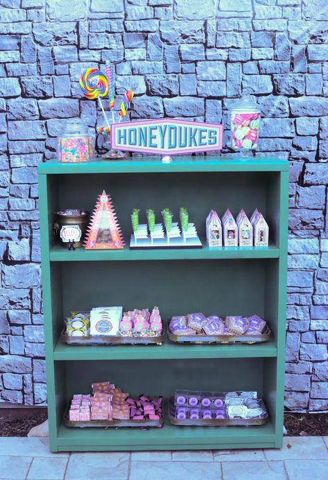 Honeydukes Honeydukes Birthday Party, Honey Dukes Candy Bar, Harry Potter Candy Table, Honeydukes Party, Harry Potter Honeydukes, Honey Dukes, Harry Potter Snacks, Harry Potter Marathon, Harry Potter Theme Birthday