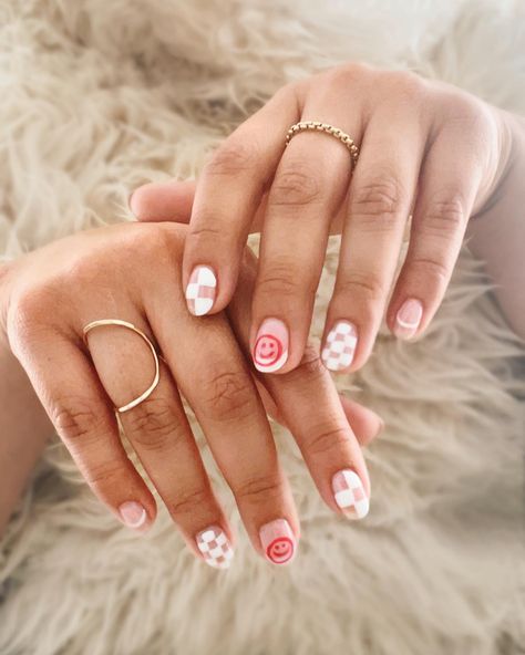 Gel Nails Patterns, Checkered And Floral Nails, Checkered Nails With Smiley Face, Trendy Nails Checkered, Fun Checkered Nails, Cute Short Checkered Nails, Fun But Classy Nails, Retro Gel Nails, Nail Art Checkered