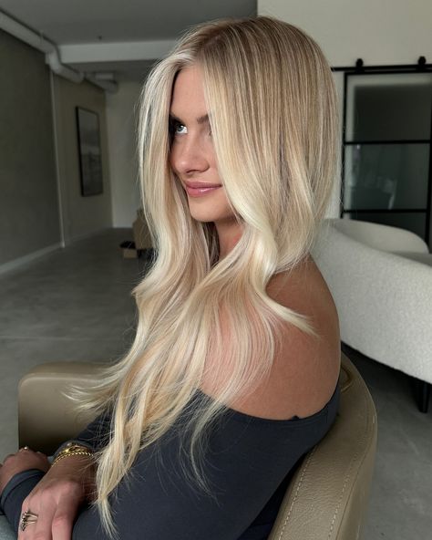 Signature Effortless Blonde - a staple technique that I am so passionate about!! Customized techniques consisting of tease lights, lowlights, root shadow, wet balayage + glossing - whole package 💌 #effortlesshair #blondeinspo #brightblonde #haireducation Blonde Root Fade, Root Balayage Blonde, Blonde Highlights With Shadow Root, Blonde Root Stretch, Blonde Hair Shadow Root, Blonde With Shadow Root, Blonde Shadow Root, Effortless Blonde, Wet Balayage