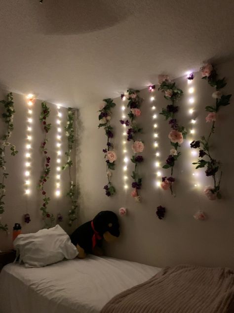 Roses Bedroom Decor, Bedroom Vines, Wall With Lights, Roses Bedroom, Wall Vines, Photo Lights, Lights Bedroom, Bedroom Idea, Rose Wall