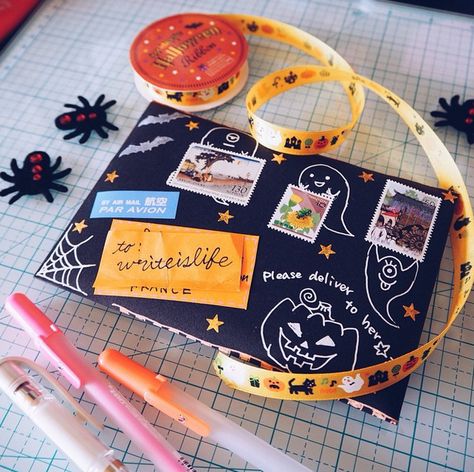 Halloween Themed Penpal Letters, Halloween Pen Pal Ideas, Halloween Pen Pal, Stationary Station, Snail Mail Ideas, Halloween Envelope, Halloween Mail, Art Supply Box, Halloween Lettering