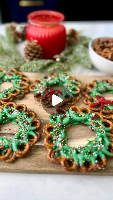 Kamry Vincent | Kentucky Creator on Instagram: "How cute are these pretzel wreaths?! 🎄 I love how easy they are to make and that it doesn’t require baking! Share this fun idea with a mama! 😊  Ingredients  •Mini Pretzels •Green candy melts •Twizzlers (pull and peel) •Sprinkles •Parchment paper  Directions  1)Melt your candy melts.   2)Dip the bottom of each mini pretzel into the candy melts and arrange in a circle on the parchment paper.   3)Now, add a second layer of dipped pretzels.   4)Sprinkle on your sprinkles and add a Twizzler bow. Let them setup and enjoy!   —— #christmas #christmastreats #easyrecipe #momsofinstagram #holidaytreats" Mini Pretzel Wreath, Holiday Pretzel Rods, Pretzel Wreath Christmas, Dipped Pretzel Rods Christmas, Pretzel Snowflakes, Pretzel Wreath, Pretzel Wreaths, Holiday Pretzels, Dipped Pretzel Rods