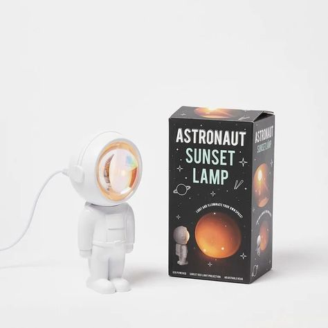 Astronaut Sunset Novelty Lamp Details: Sunset light as a gift, Sunset Lamp for Photograph, Astronaut Decoration, 7 Color night light projector, Sunset projector decorate your room. Astronaut Table Lamps Resin Desk Lamp Bedroom Lamp Nordic Living Room Decor Resin Table Lamp 𝐂𝐡 𝐁𝐨𝐨𝐤 𝐂𝐞𝐧𝐭𝐞𝐫!🔖 🛍️ 𝐎𝐧𝐞-𝐒𝐭𝐨𝐩 𝐒𝐡𝐨𝐩 𝐅𝐨𝐫 𝐄𝐯𝐞𝐫𝐲𝐭𝐡𝐢𝐧𝐠 🚚 𝐃𝐞𝐥𝐢𝐯𝐞𝐫𝐲 𝐀𝐥𝐥 𝐏𝐚���𝐤𝐢𝐬𝐭𝐚𝐧 🇵🇰 👤 𝐂𝐡 𝐀𝐚𝐦𝐢𝐫 𝐍𝐚𝐳𝐢𝐫 📞 𝟎𝟑𝟎𝟔𝟗𝟔𝟏𝟓𝟑𝟗𝟐 🟢 Wa.me/923069615392 Retail Price: 1250 Nordic Living Room Decor, Astronaut Decorations, Sunset Projector, Resin Desk, Desk Lamps Bedroom, Sunset Lamp, Light Projector, Sunset Light, Night Light Projector